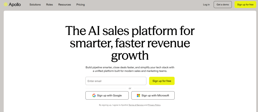 Apollo homepage presenting its AI sales platform for pipeline building, deal management, and revenue growth.